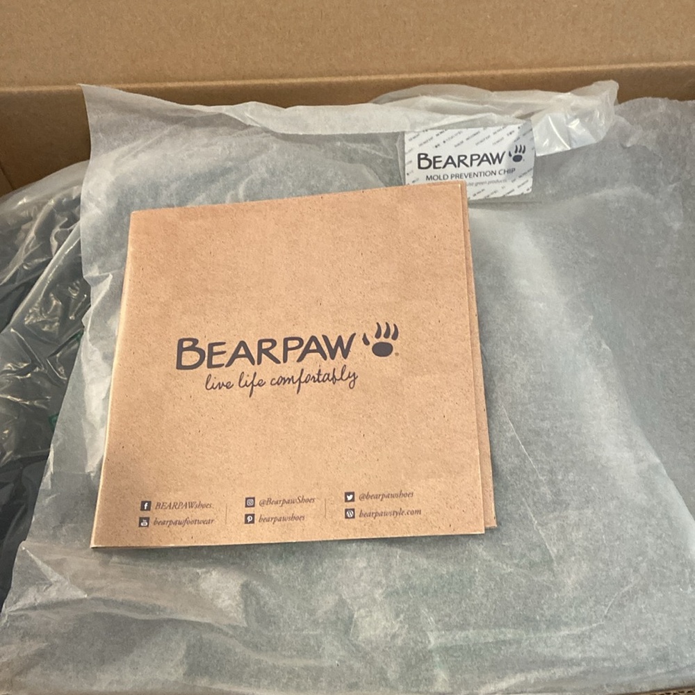 BearPaw Women’s Pull On Suede Pom Pom Sheepskin Boots Black Size 9M New - Picture 16 of 16